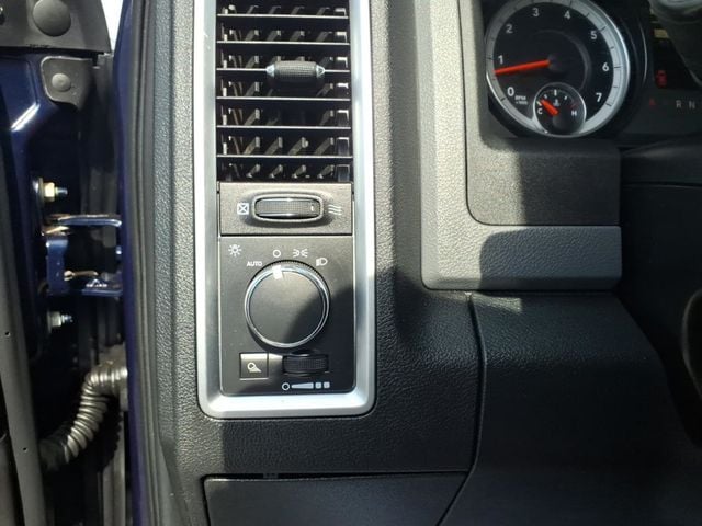 2015 Ram 1500 4WD Crew Cab 140.5" SLT - 23078273 - 11