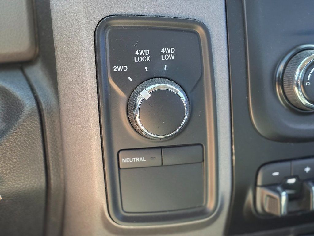 2015 Ram 1500 4WD Crew Cab 149" Tradesman - 22973376 - 33