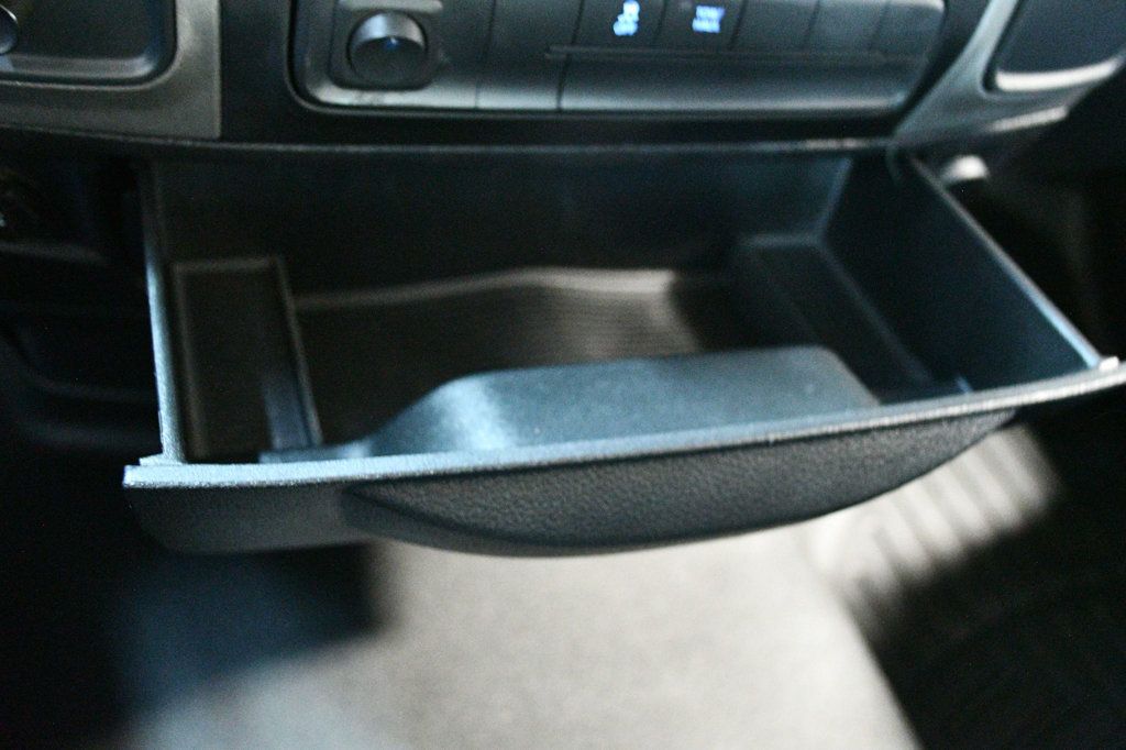 2015 Ram 1500 Carfax Certified Auto V6 Great Economy and Looks - 22967085 - 29