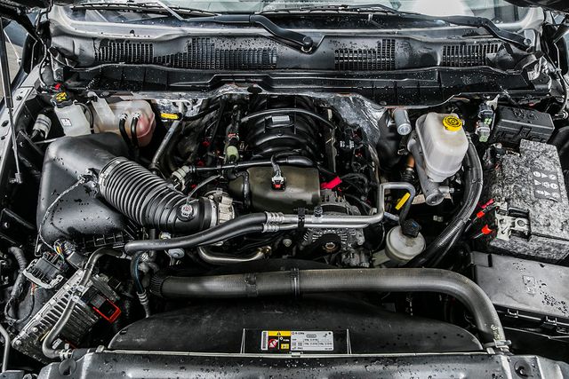 2015 Ram 5500 5500 CREW CAB 4X4 * 6.4 HEMI * NEW 10' FLATBED W/ TOOLBOXES - 17206663 - 18