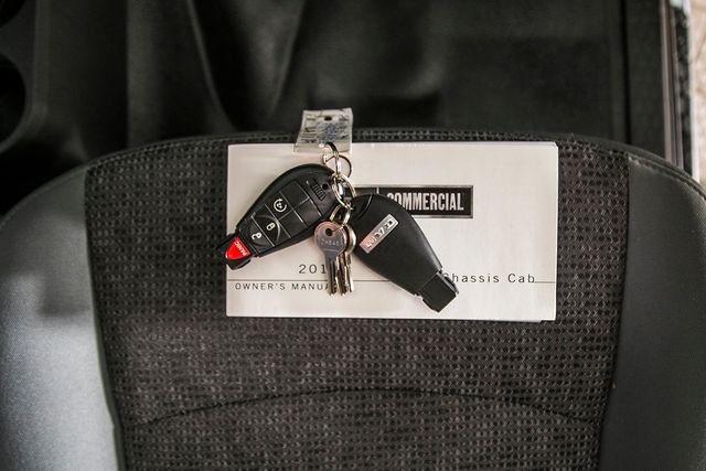 2015 Ram 5500 5500 CREW CAB 4X4 * 6.4 HEMI * NEW 10' FLATBED W/ TOOLBOXES - 17206663 - 32