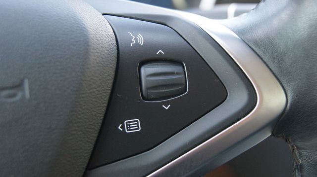 2015 Tesla Model S VERY CLEAN INSIDE AND OUT  - 22883007 - 10