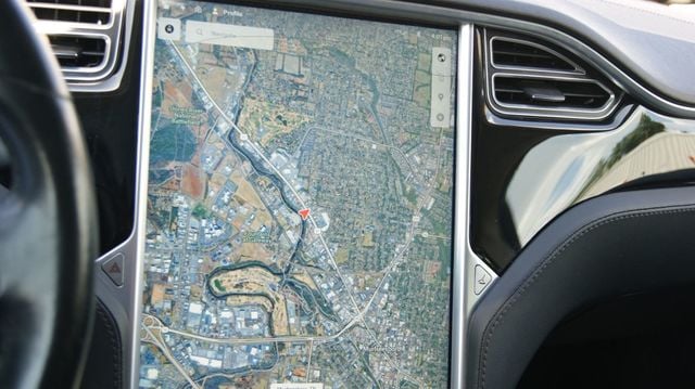 2015 Tesla Model S VERY CLEAN INSIDE AND OUT  - 22883007 - 11