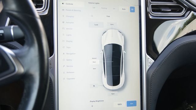 2015 Tesla Model S VERY CLEAN INSIDE AND OUT  - 22883007 - 12