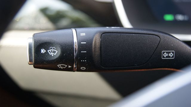 2015 Tesla Model S VERY CLEAN INSIDE AND OUT  - 22883007 - 20