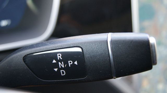 2015 Tesla Model S VERY CLEAN INSIDE AND OUT  - 22883007 - 21