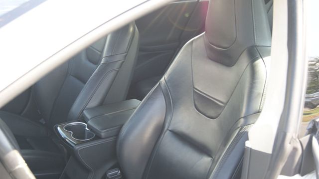 2015 Tesla Model S VERY CLEAN INSIDE AND OUT  - 22883007 - 22