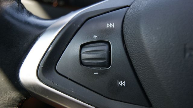 2015 Tesla Model S VERY CLEAN INSIDE AND OUT  - 22883007 - 23