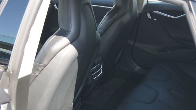 2015 Tesla Model S VERY CLEAN INSIDE AND OUT  - 22883007 - 26