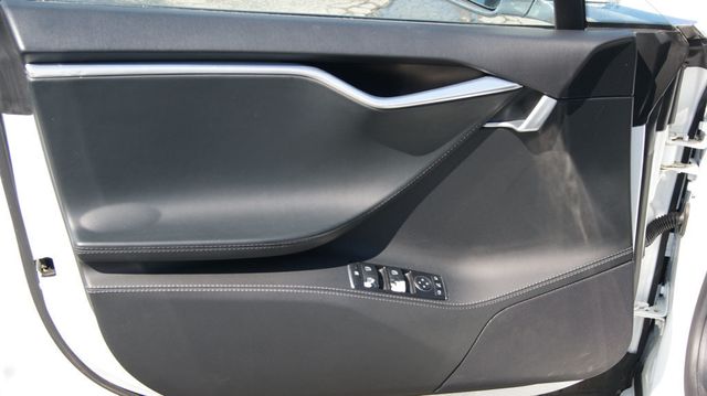 2015 Tesla Model S VERY CLEAN INSIDE AND OUT  - 22883007 - 28