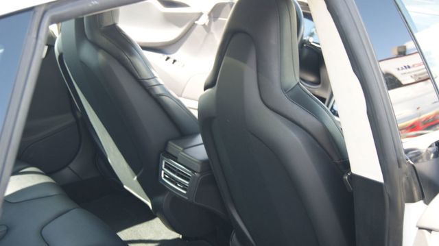 2015 Tesla Model S VERY CLEAN INSIDE AND OUT  - 22883007 - 33