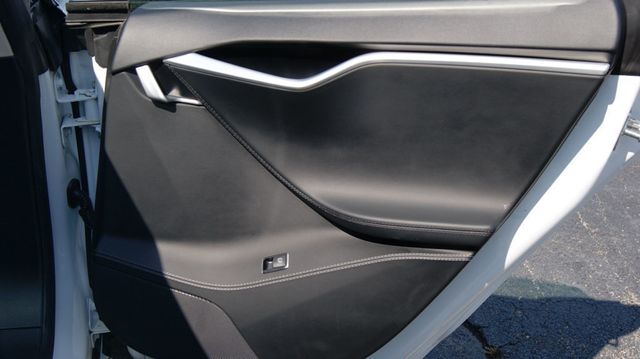 2015 Tesla Model S VERY CLEAN INSIDE AND OUT  - 22883007 - 34