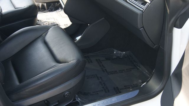 2015 Tesla Model S VERY CLEAN INSIDE AND OUT  - 22883007 - 35
