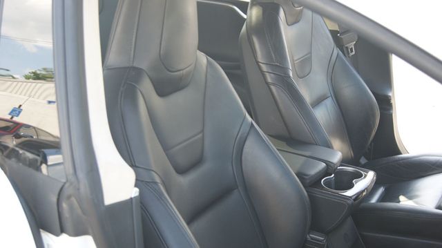 2015 Tesla Model S VERY CLEAN INSIDE AND OUT  - 22883007 - 37