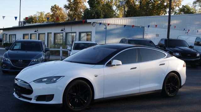 2015 Tesla Model S VERY CLEAN INSIDE AND OUT  - 22883007 - 4