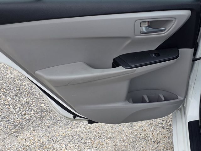 2015 Toyota Camry 4dr Sedan I4 Automatic LE - 22940413 - 26