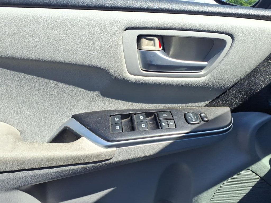 2015 Toyota Camry 4dr Sedan I4 Automatic SE - 23021869 - 13