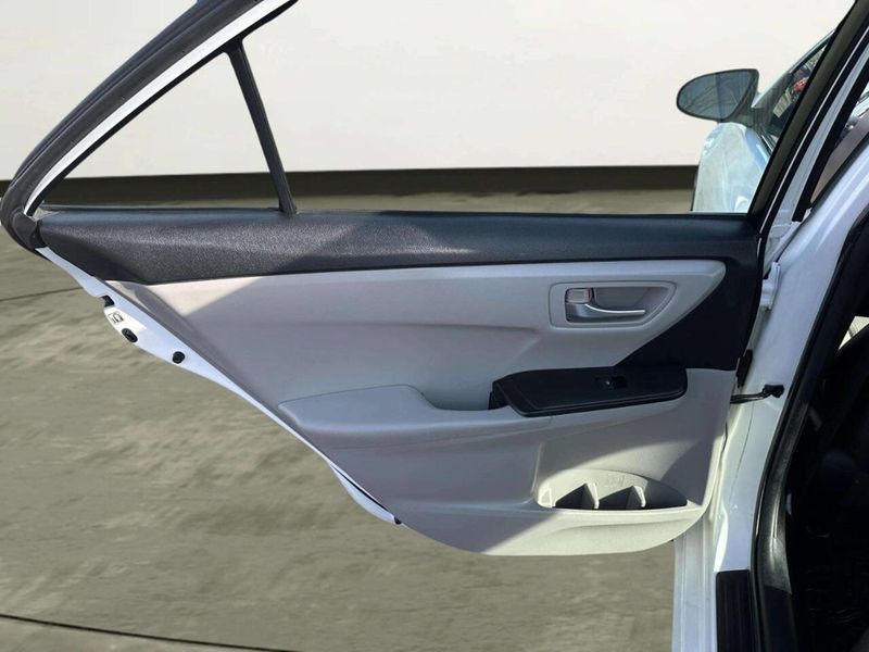 2015 Toyota Camry 4dr Sedan I4 Automatic SE - 22968392 - 10