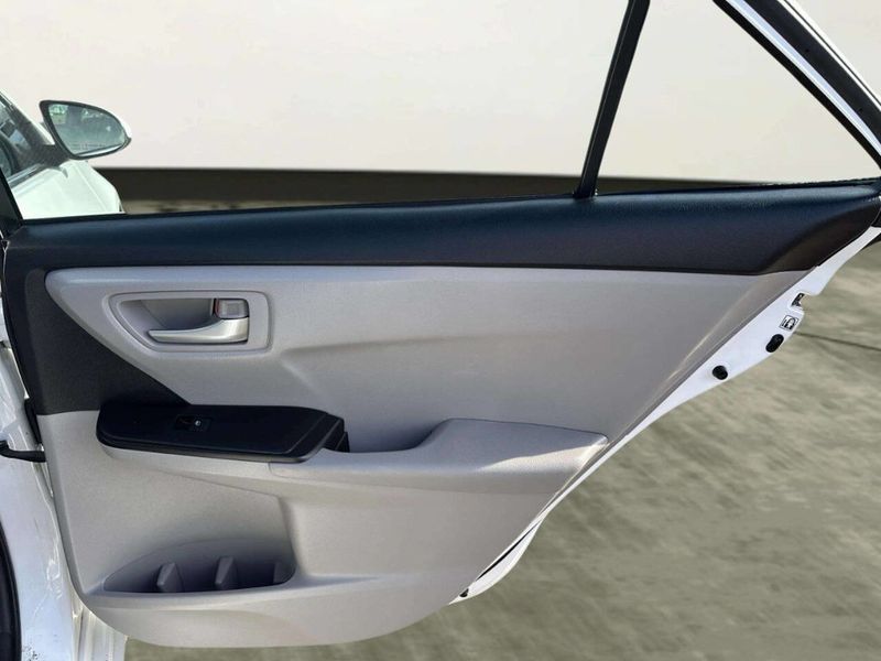 2015 Toyota Camry 4dr Sedan I4 Automatic SE - 22968392 - 14