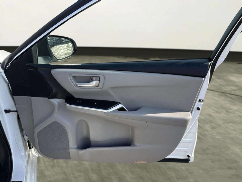 2015 Toyota Camry 4dr Sedan I4 Automatic SE - 22968392 - 16