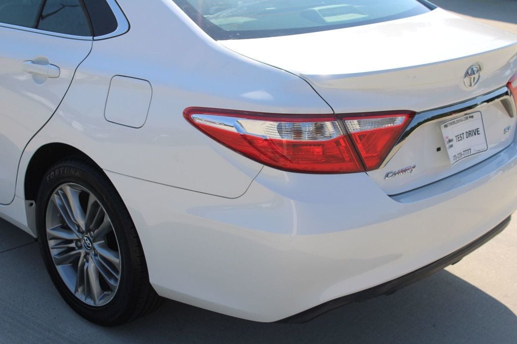 2015 Toyota Camry SE photo 10