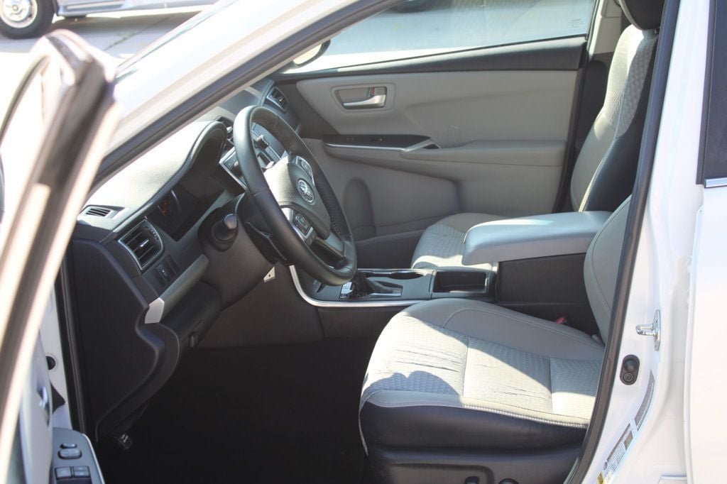 2015 Toyota Camry SE photo 11