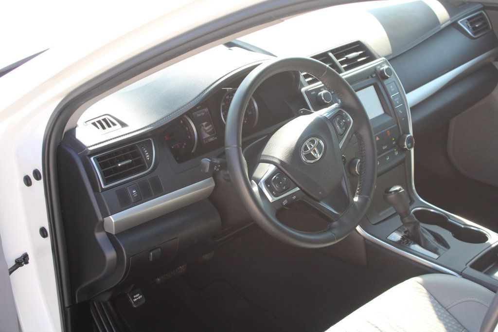 2015 Toyota Camry SE photo 12