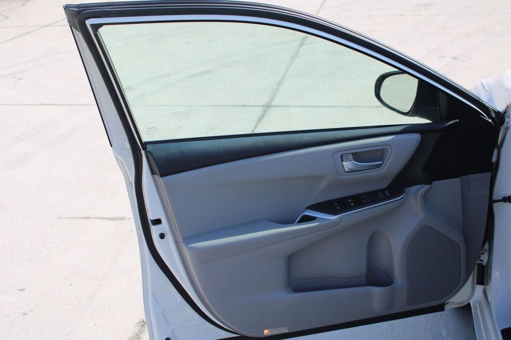 2015 Toyota Camry SE photo 13