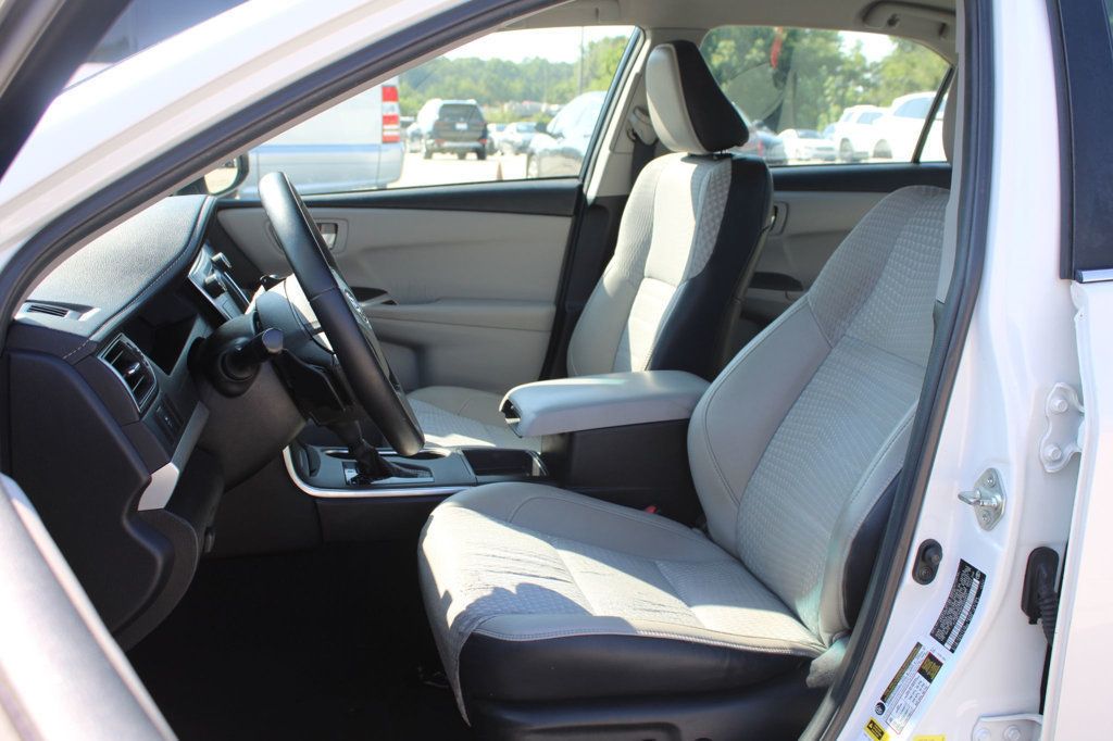 2015 Toyota Camry SE photo 14