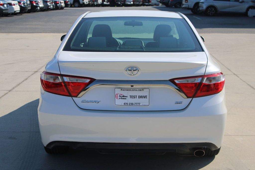 2015 Toyota Camry SE photo 15