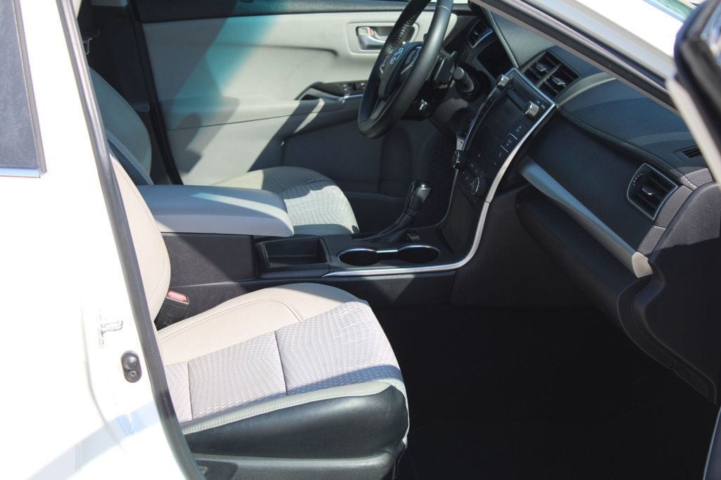 2015 Toyota Camry SE photo 16