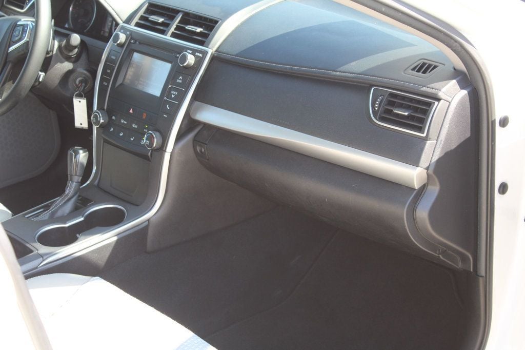 2015 Toyota Camry SE photo 17