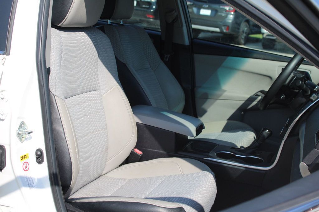 2015 Toyota Camry SE photo 18