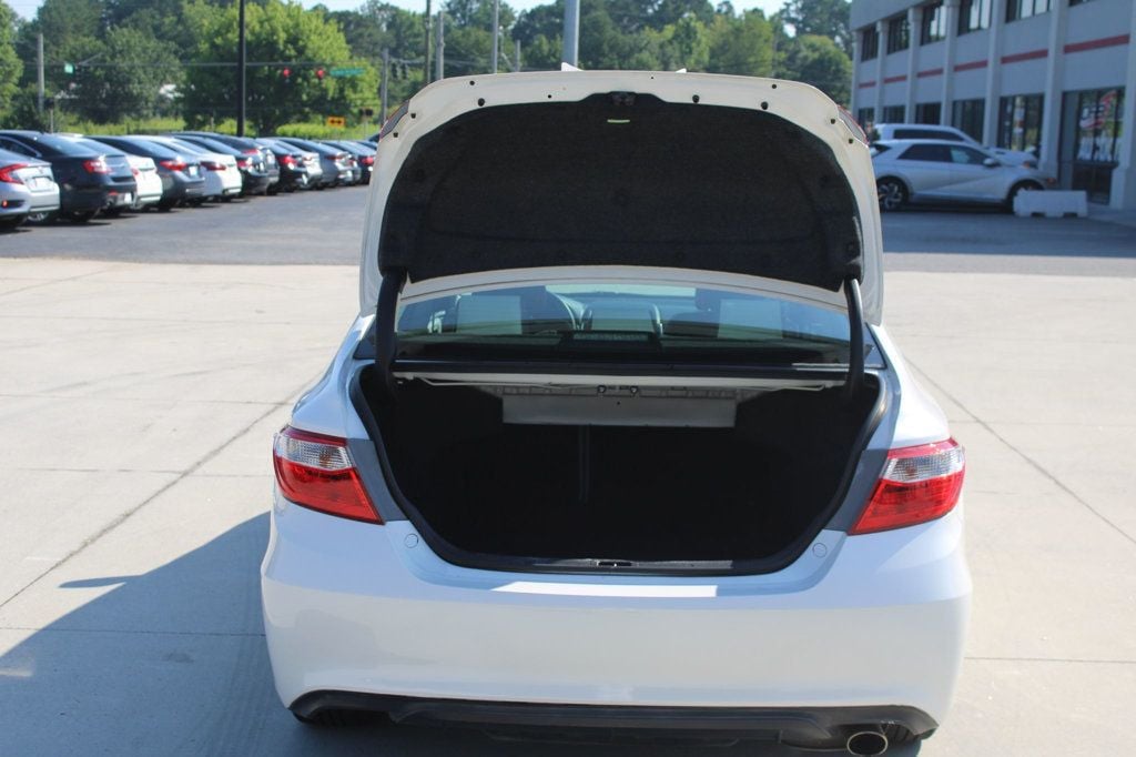 2015 Toyota Camry SE photo 19