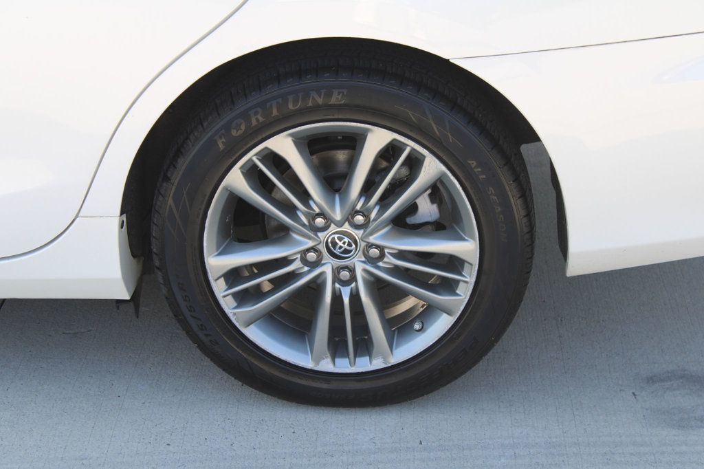 2015 Toyota Camry SE photo 20