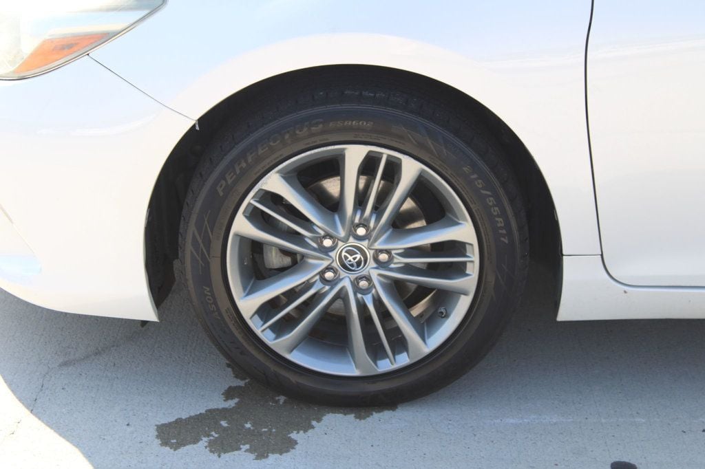 2015 Toyota Camry SE photo 21
