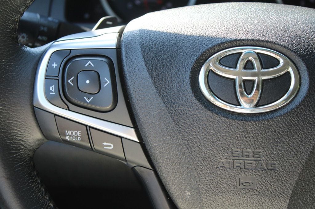 2015 Toyota Camry SE photo 22