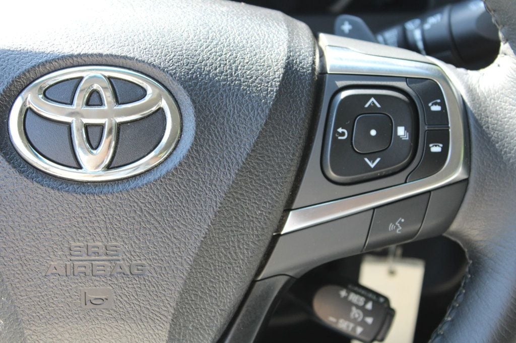 2015 Toyota Camry SE photo 23