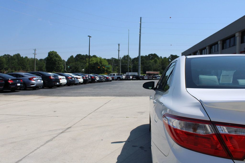2015 Toyota Camry SE photo 24