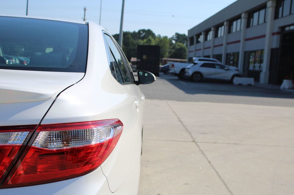 2015 Toyota Camry SE photo 25