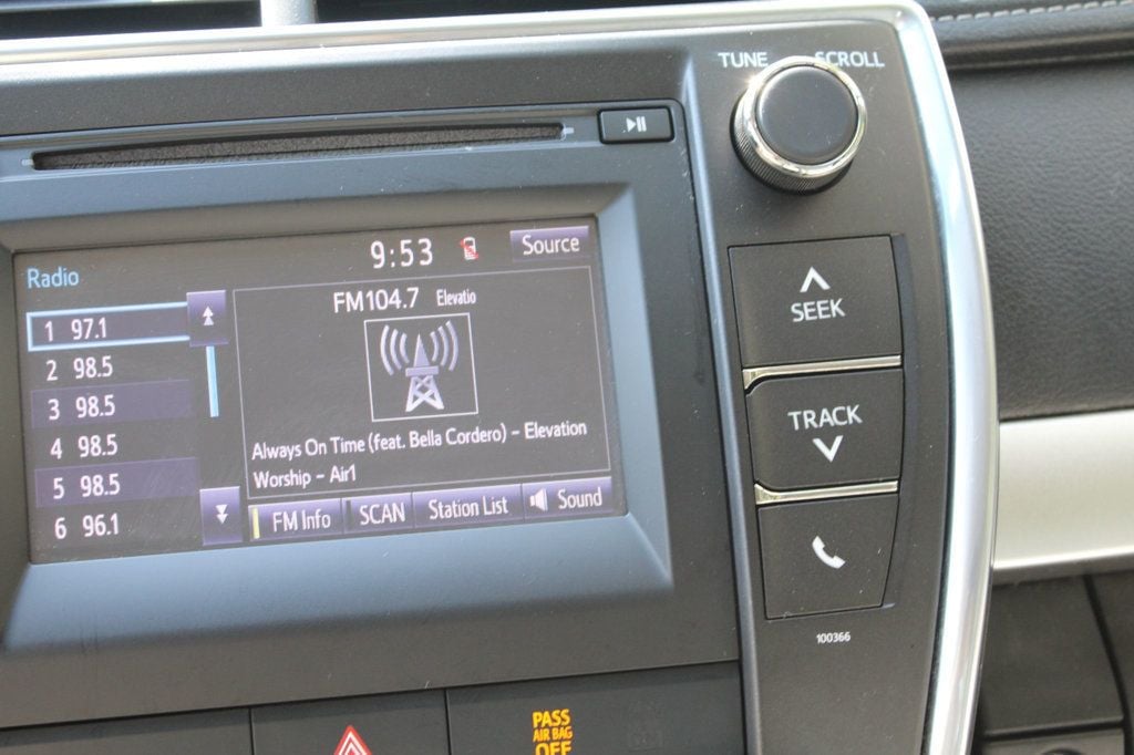 2015 Toyota Camry SE photo 27