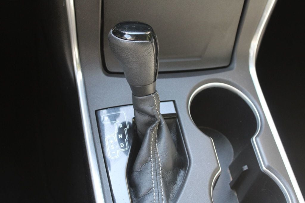 2015 Toyota Camry SE photo 29