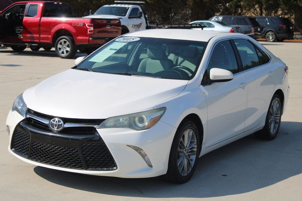 2015 Toyota Camry SE photo 3