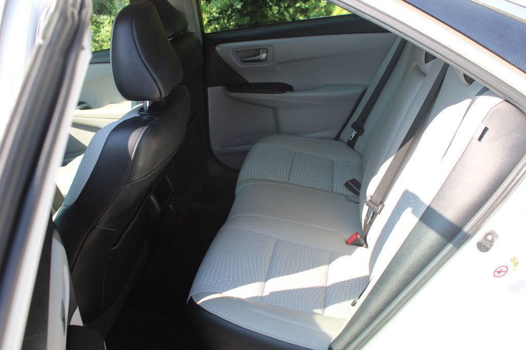 2015 Toyota Camry SE photo 30