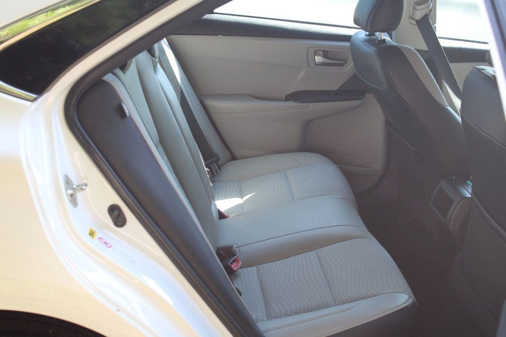 2015 Toyota Camry SE photo 31