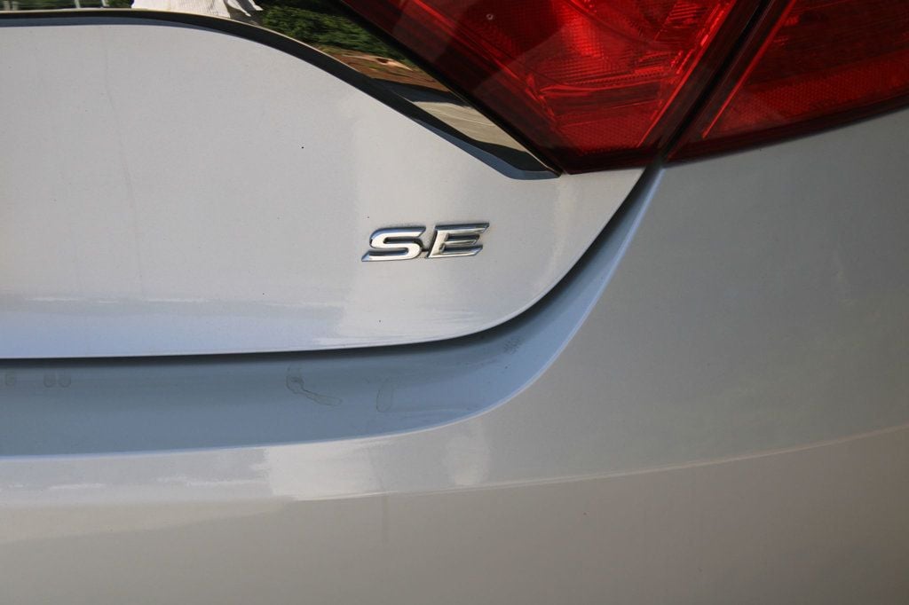 2015 Toyota Camry SE photo 32