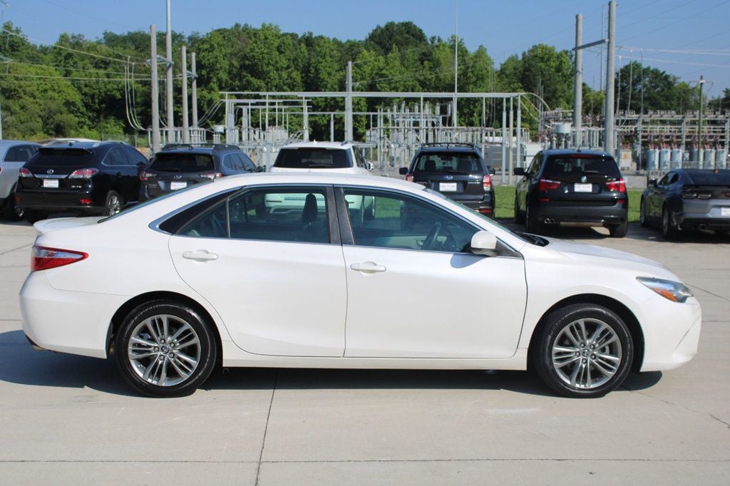 2015 Toyota Camry SE photo 4