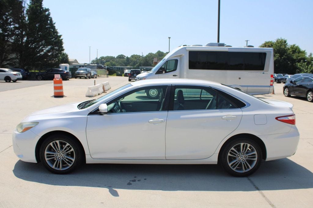 2015 Toyota Camry SE photo 5