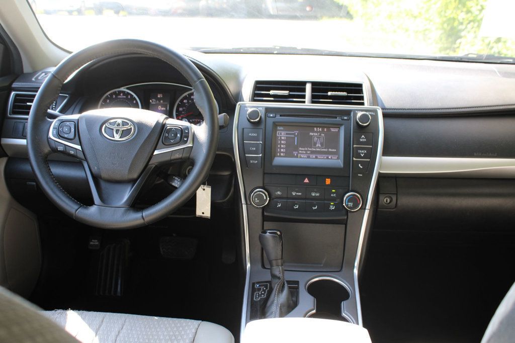 2015 Toyota Camry SE photo 6