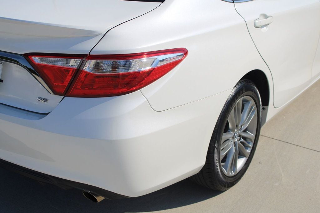 2015 Toyota Camry SE photo 9